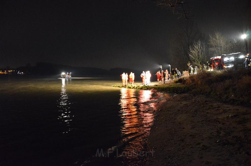 Einsatz BF Koeln PKW im Rhein Mondorf Hersel P135.JPG